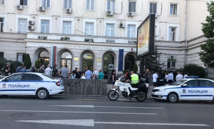 Симпатизанти на ИТН на протест пред спортното министерство